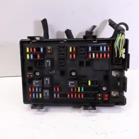 22767372 Chevrolet 13-14 Express Van Engine Bay Fuse Relay Junction Box